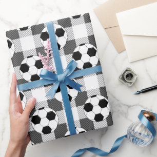 Kariertes Fußball-Muster in Schwarz-weiß und grau Geschenkpapier