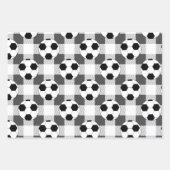 Kariertes Fußball-Muster in Schwarz-weiß und grau Geschenkpapier Set (Vorderseite)