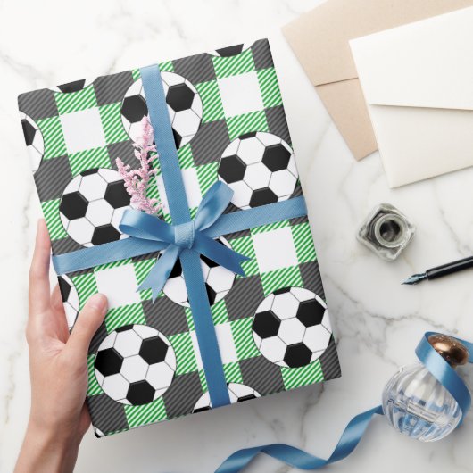 Kariertes Fußball-Muster in Schwarz-weiß und grün Geschenkpapier (Schenken)