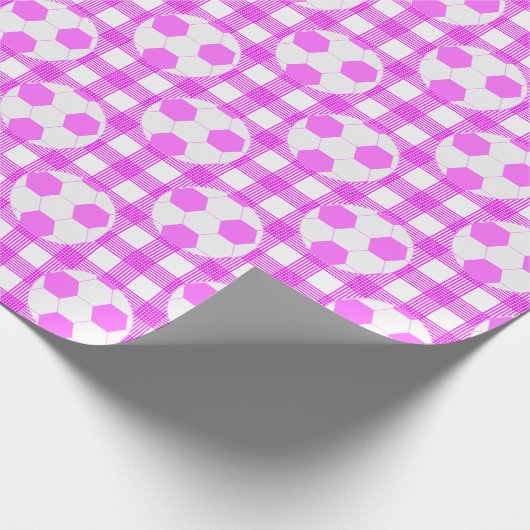 Kariertes Fußball-Muster in Weiß und Rosa Geschenkpapier (Ecke)