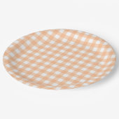 Kariertes Gingham-Karo-Muster Pfirsich Pappteller (Schrägansicht)
