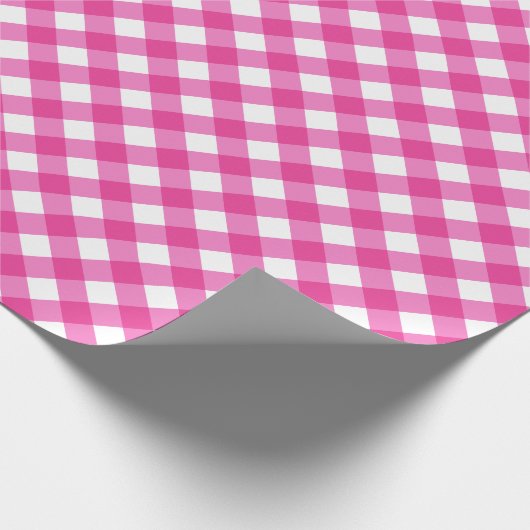 Kariertes Gingham-Muster in Pink Geschenkpapier (Ecke)