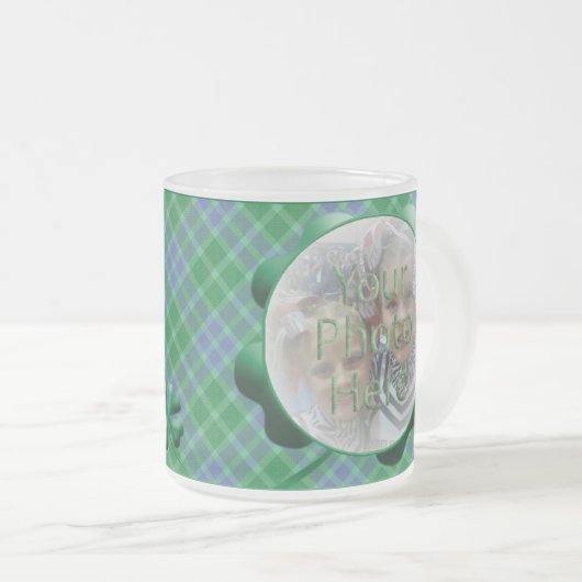 Kariertes grünes Kleeblatt Anpassbare Foto-Tasse Mattglastasse (VorderseiteRechts)