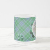 Kariertes grünes Kleeblatt Anpassbare Foto-Tasse Mattglastasse (Mittel)