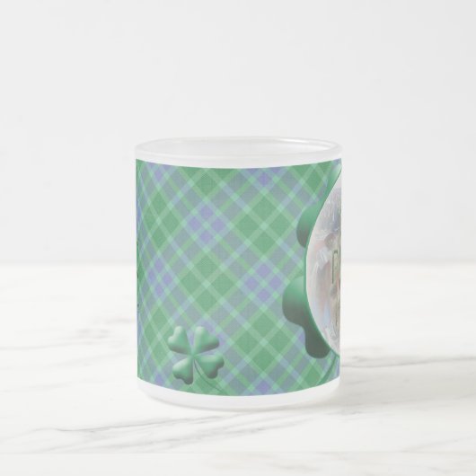 Kariertes grünes Kleeblatt Anpassbare Foto-Tasse Mattglastasse (Mittel)