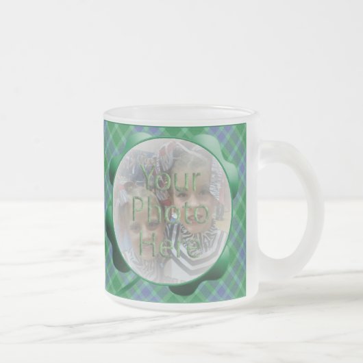Kariertes grünes Kleeblatt Anpassbare Foto-Tasse Mattglastasse (Rechts)