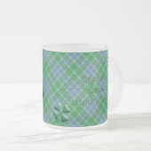 Kariertes grünes Tartan-Kleeblatt Maßgeschneiderte Mattglastasse (VorderseiteRechts)