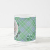 Kariertes grünes Tartan-Kleeblatt Maßgeschneiderte Mattglastasse (Mittel)