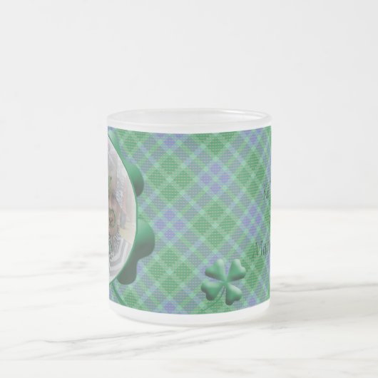 Kariertes grünes Tartan-Kleeblatt Maßgeschneiderte Mattglastasse (Mittel)