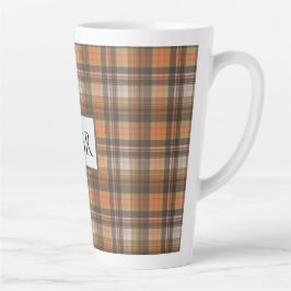 Kariertes Hinzufügen von Monogrammen in Herbstfarb Milchtasse