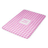 Kariertes Monogramm aus Gingham, rosa und weiß Badematte (Schrägansicht)
