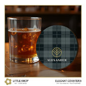 Kariertes Monogramm aus schwarzem Tartan Runder Pappuntersetzer