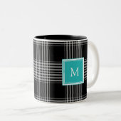 Kariertes Monogramm des modernen Schwarz-weißen Zweifarbige Tasse (VorderseiteRechts)