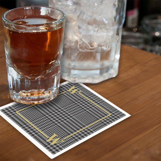 Kariertes Monogramm für das elegante Black-Gold-Gl Serviette