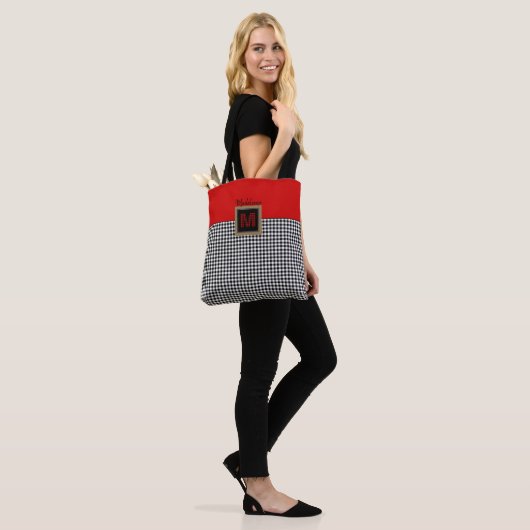 Kariertes Monogramm in Rot-Weiß und Schwarz-Buffal Tasche (Am Model)