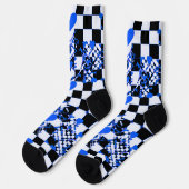 Kariertes Muster mit blauen Herzen und Formen Socken (Linkes Detail)