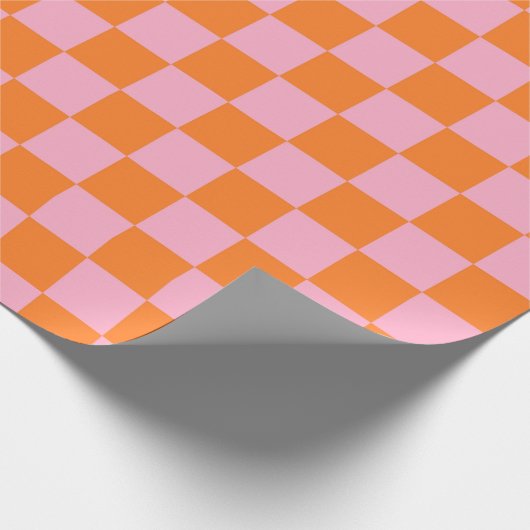 Kariertes Orange und rosa Geschenkpapier (Ecke)