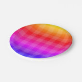 Kariertes Regenbogenmuster Rosa lila-Rosa Pappteller (Schrägansicht)