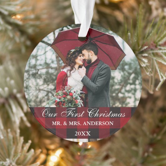 Kariertes Rotes Buffalo Hochzeit Unser erstes Weih Ornament (Baum)