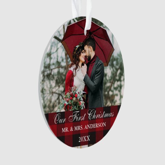 Kariertes Rotes Buffalo Hochzeit Unser erstes Weih Ornament (Vorderseite)
