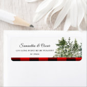 Kariertes Rotes Buffalo mit grünem Kiefernwald (Insitu)