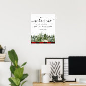 Kariertes Rotes Buffalo mit grünem Kiefernwald Poster (Heimbüro)