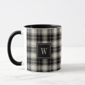 Kariertes Schwarz-Weiß-Muster mit Monogramm Tasse (Links)
