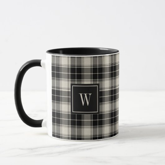 Kariertes Schwarz-Weiß-Muster mit Monogramm Tasse (Links)