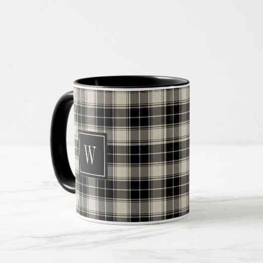 Kariertes Schwarz-Weiß-Muster mit Monogramm Tasse (Vorderseite Links)