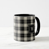 Kariertes Schwarz-Weiß-Muster mit Monogramm Tasse (VorderseiteRechts)