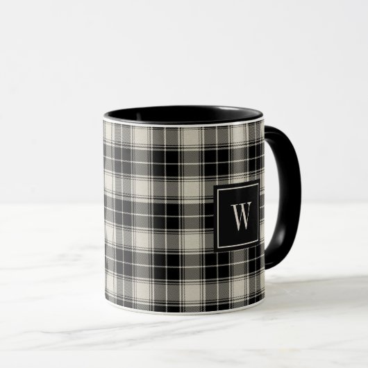 Kariertes Schwarz-Weiß-Muster mit Monogramm Tasse (VorderseiteRechts)