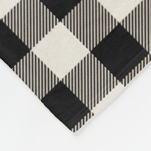Kariertes Schwarz-Weiß-Muster und Monogramm Fleecedecke (Ecke)