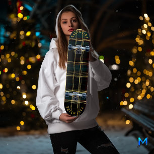 Kariertes Skateboard mit Goldakzenten von Black Wa
