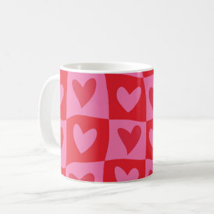 Kariertes verzerrtes Rosa und Rotes Herzen Muster Kaffeetasse
