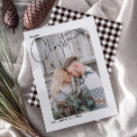 Kariertes Weihnachts-Schwarz-Weiß-Script-Foto<br><div class="desc">Diese wunderschöne, moderne Karierte Weihnachts-Weihnachts-Schwarz & Weiß-Script-Foto Weihnachtskarte bietet Ihr Hochzeitskartenteil hinter einer weißen Grenze. Das Wort "Fröhlich" erscheint in der Bruch-Ränder-Manier in den oben links, gefolgt von dem Wort "Weihnachten" in einer schönen, fett handgeschriebenen Typografie, beides schwarz. Die Karte ist personalisiert mit Ihrem Namen und Jahr unten verlassen, im...</div>