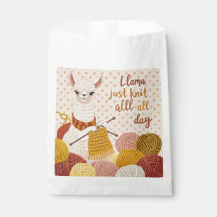 Karikatur-Lama mit einer gestrickten Schärpe Geschenktütchen