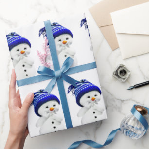 Karikatur-Schneemann mit blau-weißer Wollmütze bei Geschenkpapier
