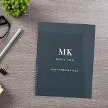 Karkohle, grau, monogramm 2025 planer<br><div class="desc">Eine kohlegraue Hintergrundfarbe,  weißer Text. Personalisieren und fügen Sie Ihren Vornamen,  Monogramm Initialen und vollständigen Namen,  ein Titeljahr 2025 (oder ein Jahr).</div>