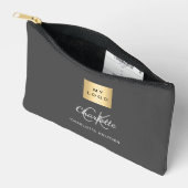 Karkohlegrau-Firmenlogo-Monogramm Zubehörtasche (Offen)