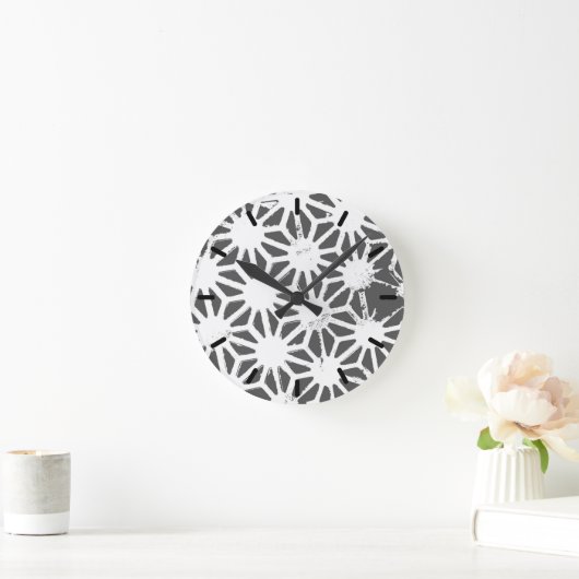 Karkohlegrau-geometrisches Muster Runde Wanduhr (Zuhause)
