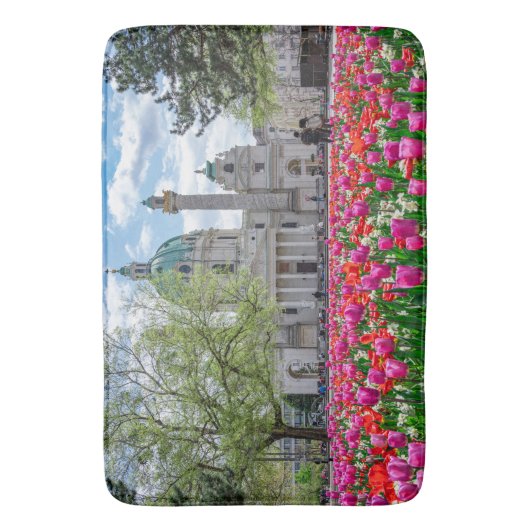 Karlskirche im Frühjahr in Wien, Österreich Badematte (Vorderseite Vertikal)