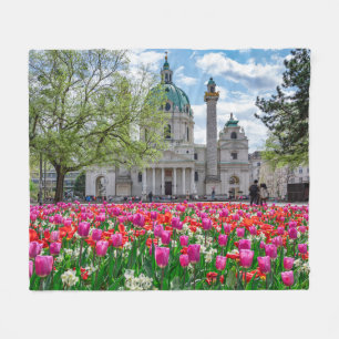 Karlskirche im Frühjahr in Wien, Österreich Fleecedecke