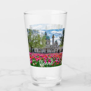 Karlskirche im Frühjahr in Wien, Österreich Glas