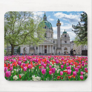 Karlskirche im Frühjahr in Wien, Österreich Mousepad