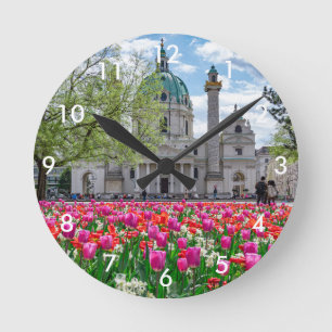 Karlskirche im Frühjahr in Wien, Österreich Runde Wanduhr