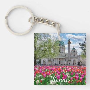Karlskirche im Frühjahr in Wien, Österreich Schlüsselanhänger