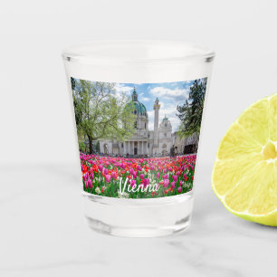 Karlskirche im Frühjahr in Wien, Österreich Schnapsglas