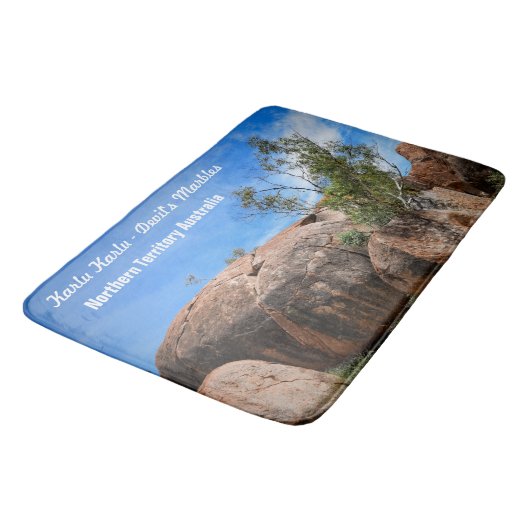 Karlu Karlu "Teufels Murmeln" Badematte (Schrägansicht)