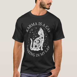 Karma ist eine Katze, die in meinem Schoß schnurrt T-Shirt