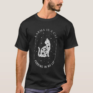 Karma ist eine Katze, die mir auf den Arm putzt T-Shirt